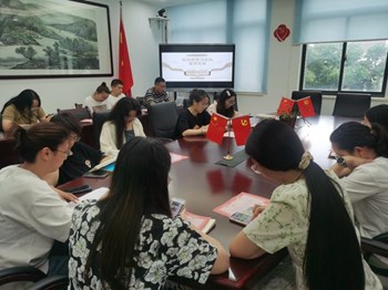 以书会友 以书为友　——杨园中心小学六月书友会